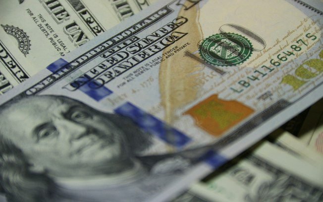 Ibovespa se aproxima dos 200 mil e dólar continua abaixo de R$ 5