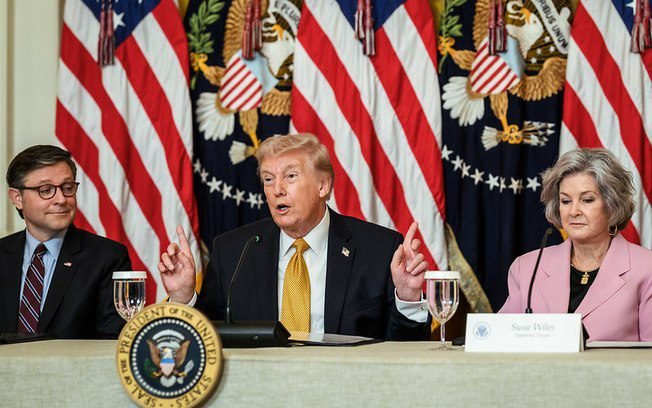 Debate sobre possível destituição de Trump ganha corpo nos EUA