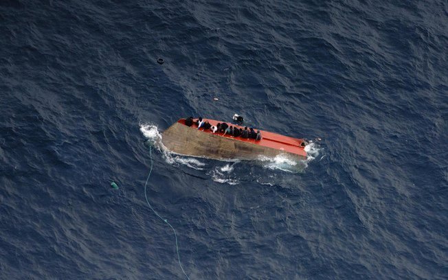 Naufrágio deixa dois mortos e 71 desaparecidos no Mediterrâneo