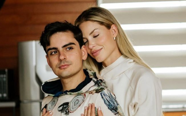 Saory faz piada sobre levar Dudu Camargo na mala: “Só o básico”