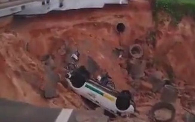 Vídeo: cratera “engole” veículos em rodovia e mata uma pessoa