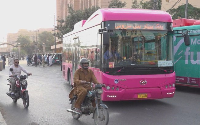 Paquistão anuncia tarifa zero no transporte público por 30 dias