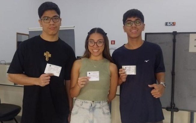 Trigêmeos tiram título juntos para votar pela primeira vez em SP