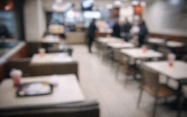 Homens armados invadem restaurante e matam uma pessoa