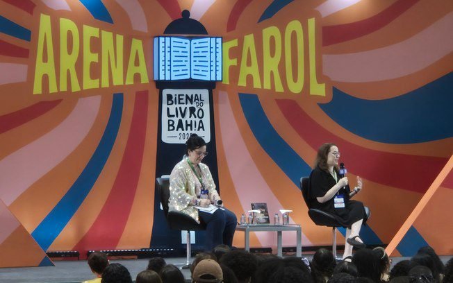 Julia Quinn de Bridgerton leva multidão de fãs para Bienal Bahia