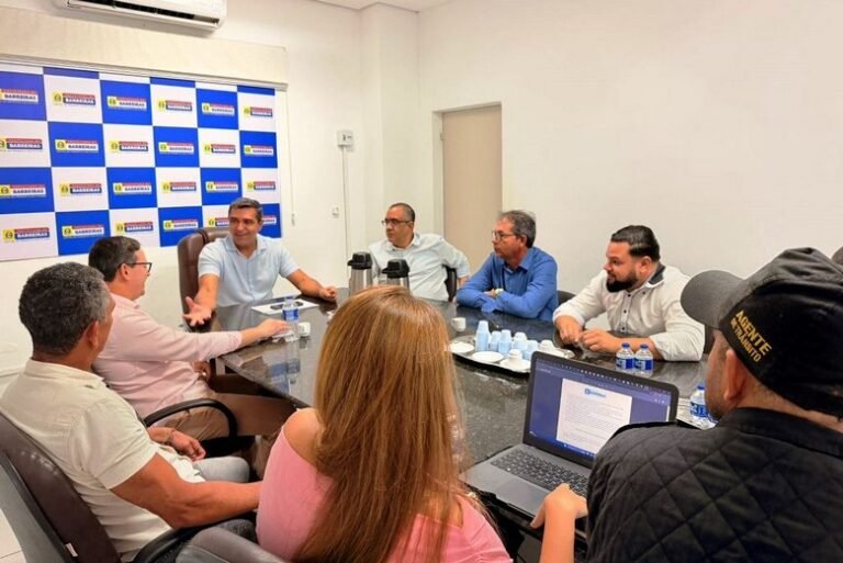 Prefeito Otoniel Teixeira recebe representantes da Associação de Trabalhadores do Transporte Alternativo para discutir viabilidade de regularização do serviço em Barreiras
