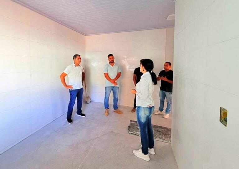 Prefeito Otoniel Teixeira acompanha fase final das obras da nova Unidade de Saúde da Vila dos Funcionários