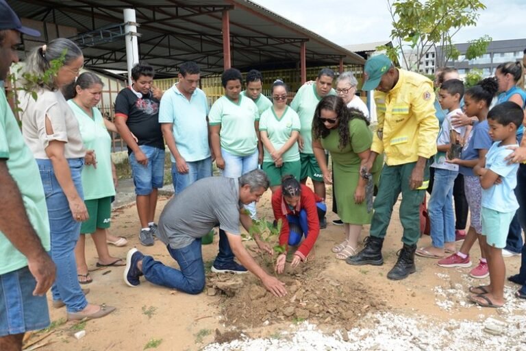 Secretaria de Meio Ambiente e Apae promovem ação de plantio em celebração ao Dia da Terra, em Barreiras