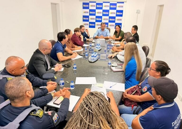 Prefeito Otoniel Teixeira recepciona representantes sindicais e agentes financeiros e assina decreto sobre consignações durante reunião