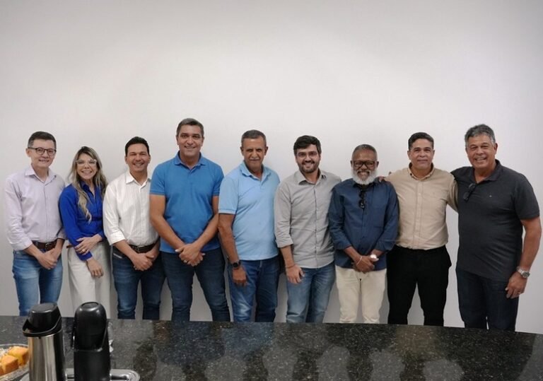 Prefeito Otoniel Teixeira recebe gestor de Ilhéus Valderico Júnior e debate fortalecimento da cadeia do cacau em Barreiras