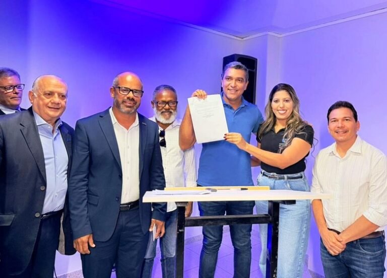 Barreiras recebe Plano Municipal de Inovação e prefeito assina projeto de lei para fortalecer ciência e tecnologia