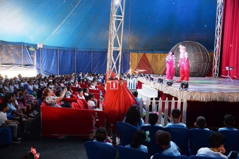 Mais de 1.500 alunos da rede municipal de Barreiras participam de espetáculo circense em celebração ao Dia do Circo