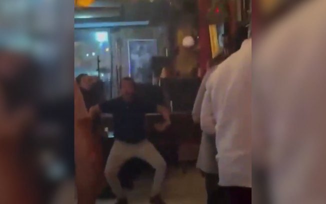 Vídeo: pai de argentina ré por racismo é flagrado imitando macaco