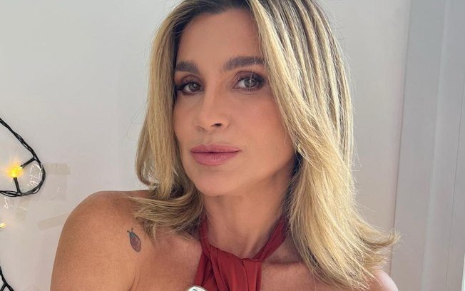 De biquíni, Flávia Alessandra curte dia de praia no Rio
