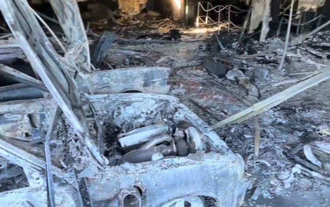 Casa dos pais de MC Gui pega fogo em SP e carros são carbonizados