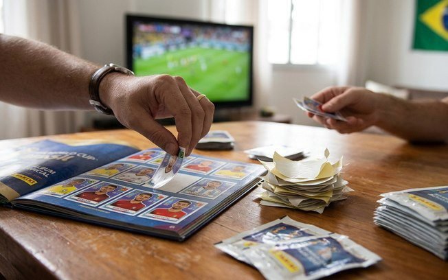 Como reciclar o papel das figurinhas da Copa