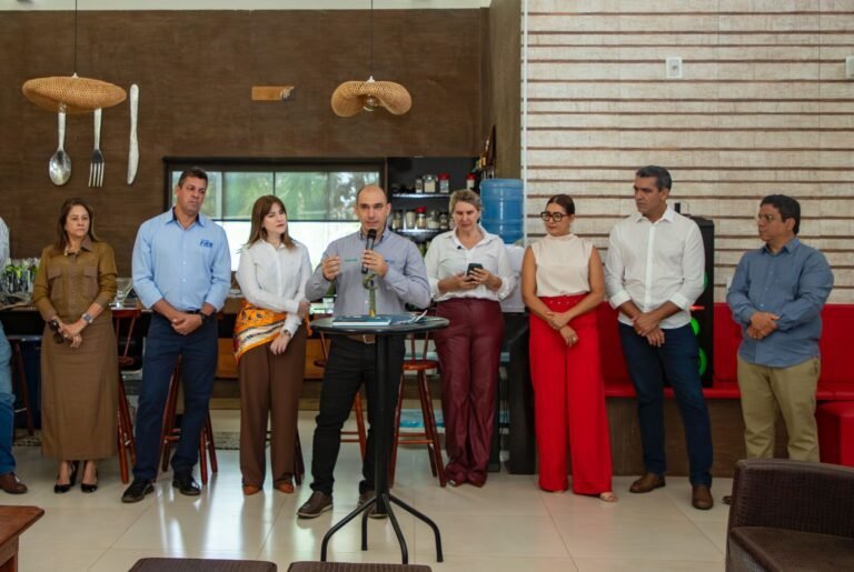 CDL, ACEB juntamente com ADIB e FIEB entregam ao prefeito Otoniel anteprojeto de incentivo à industrialização em Barreiras