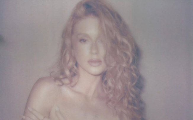 Marina Ruy Barbosa abre álbum de fotos e posa de topless