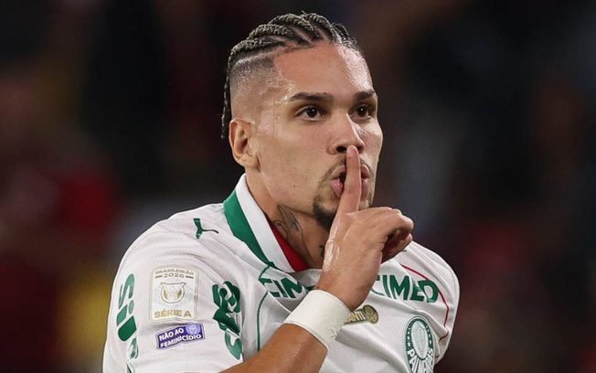 Paulinho marca após mais de 300 dias em goleada do Palmeiras