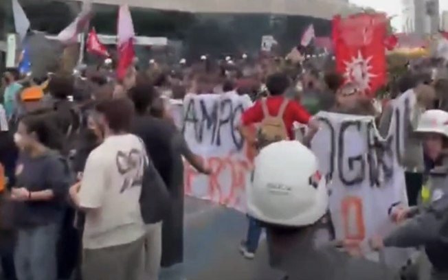 Estudantes e sindicalistas realizam ato contra o governo paulista