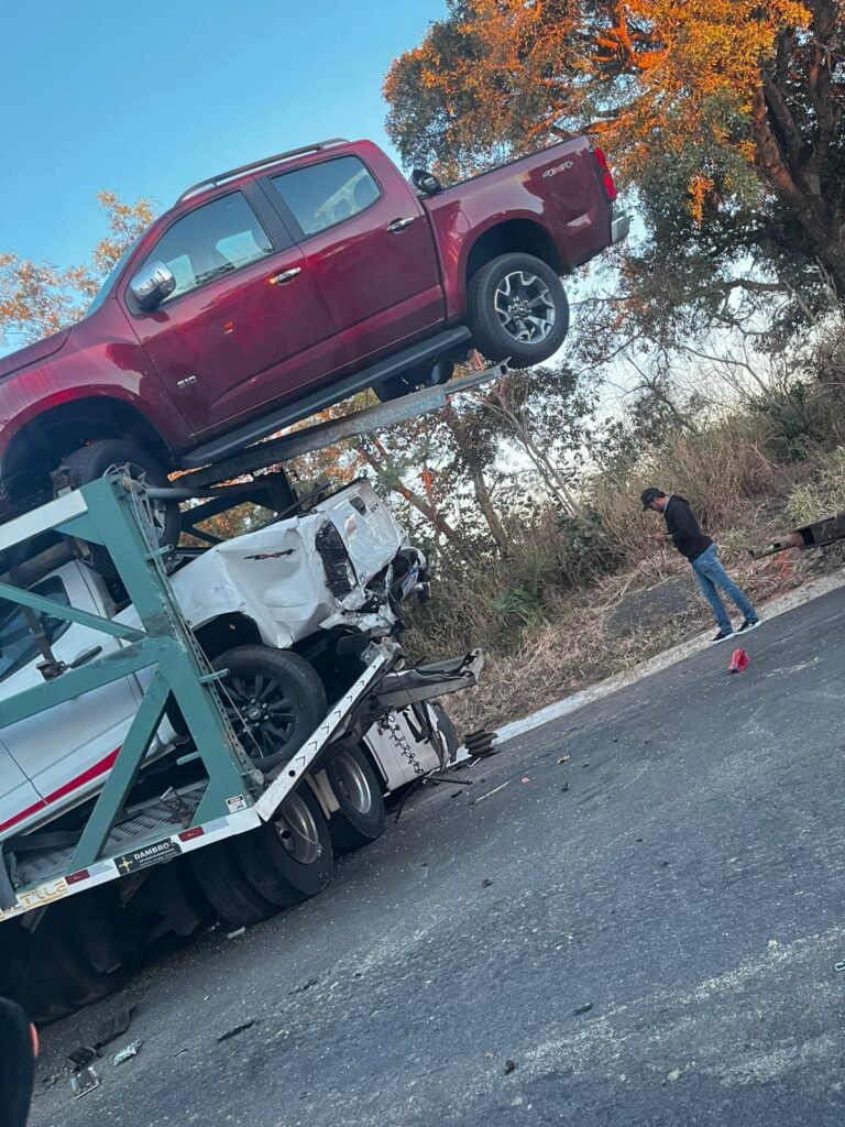 ACIDENTE ENVOLVENDO DOIS CAMINHÃES DEIXA UM MORTO NA BR-020 EM LUIS EDUARDO MAGALHÃES