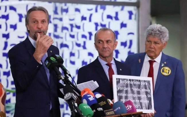 Políticos repercutem negociações de Flávio Bolsonaro com Vorcaro
