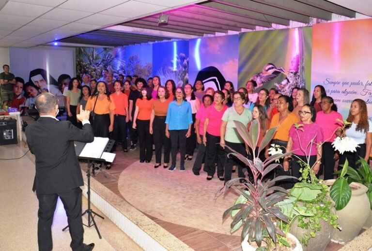 Em Barreiras, Coral da Escola Municipal Antoninho Sampaio leva música e carinho às mães no Hospital do Oeste