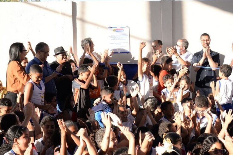 Dentro da programação dos 135 anos de Barreiras, Prefeitura entrega cobertura da quadra poliesportiva da Escola Antônia Matos de Oliveira