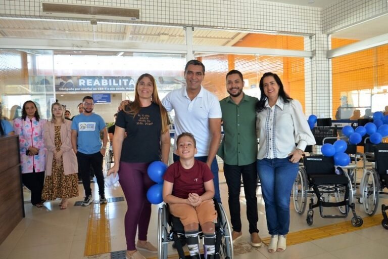 Prefeitura de Barreiras entrega cadeiras de rodas e de banho a pacientes assistidos pelo CER II