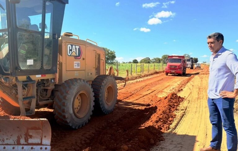 Prefeito Otoniel Teixeira acompanha obras em comunidade rural e reforça compromisso com mobilidade e desenvolvimento do município