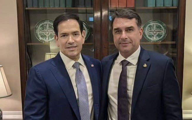 Flávio Bolsonaro se reúne com secretário de Estado e vice dos EUA