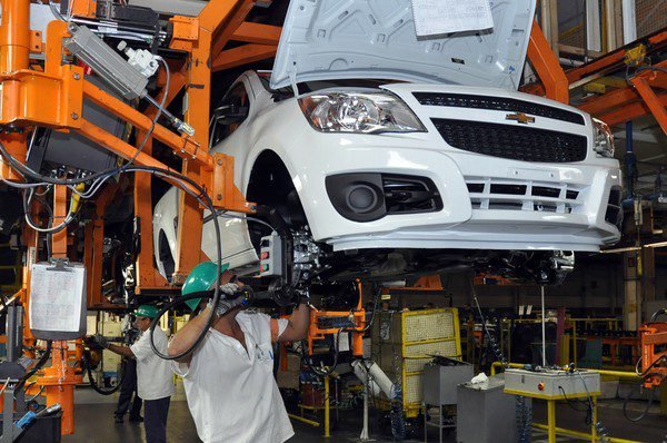 Dona da Chevrolet vai investir R$ 3,5 bilhões no Brasil para renovar fábricas e lançar carros híbridos