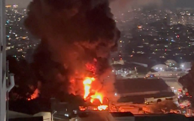 Incêndio de grandes proporções atinge galpão em Guarulhos (SP)
