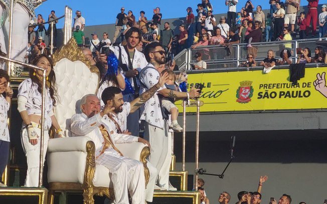Desfile de 90 anos de Mauricio de Sousa emociona em São Paulo