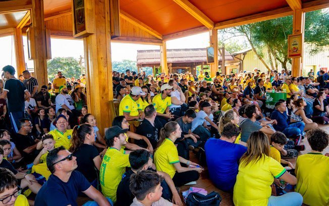 Multidão assiste a vitória do Brasil no Hopi Hari