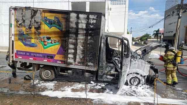 Barreiras: Bombeiros combatem incêndio em caminhão baú no bairro Renato Gonçalves