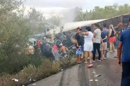 Colisão entre van e caminhão deixa mortos na BR-116