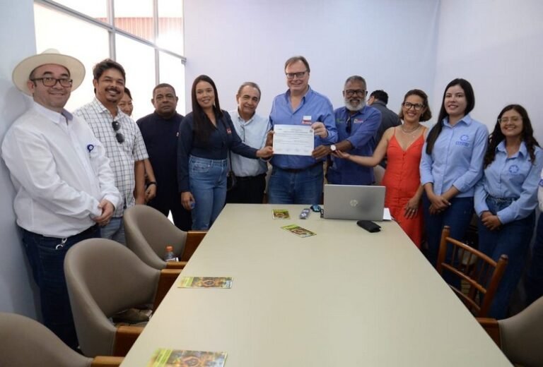Prefeitura de Barreiras em parceria com Consid entrega certificação do SIM para queijaria do município durante a Bahia Farm Show