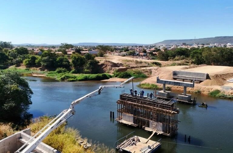 Prefeitura de Barreiras avança com obra da nova ponte e concreta o último pilar de apoio no leito do Rio Grande