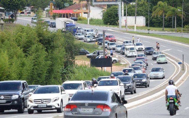 Sem congestionamento, Mogi-Bertioga tem fluxo intenso no feriado