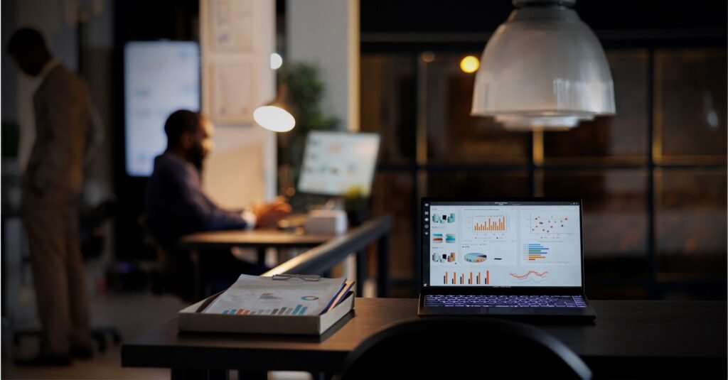 Computador portátil com estatísticas de marketing em pé na mesa