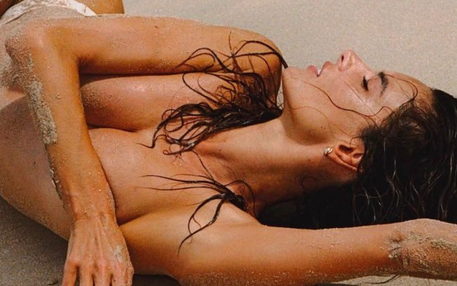 Alessandra Ambrosio deixa fãs sem fôlego com topless à beira-mar