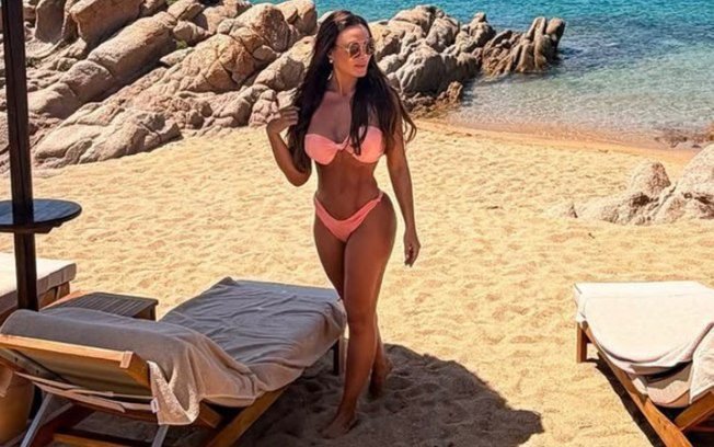 Nicole Bahls posa de biquíni e exibe corpão bronzeado na Itália