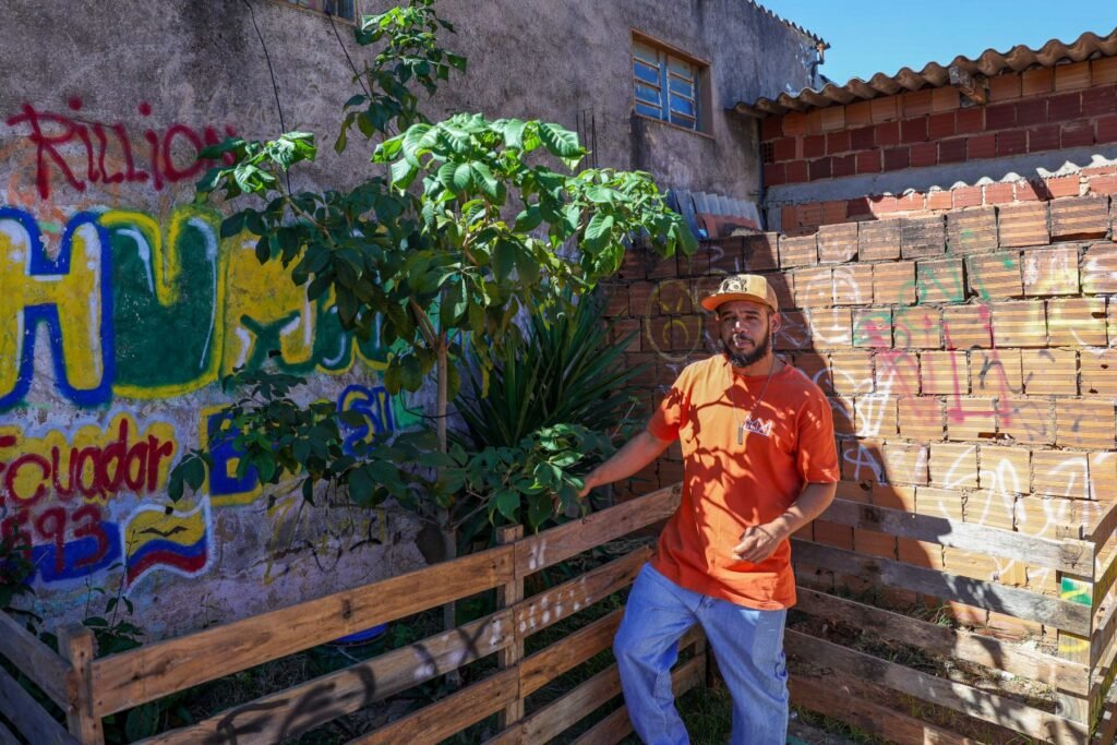 Francisco Silva, morador de Sol Nascente, quebrou o cimento da calçada para plantar um ipê — única árvore da rua