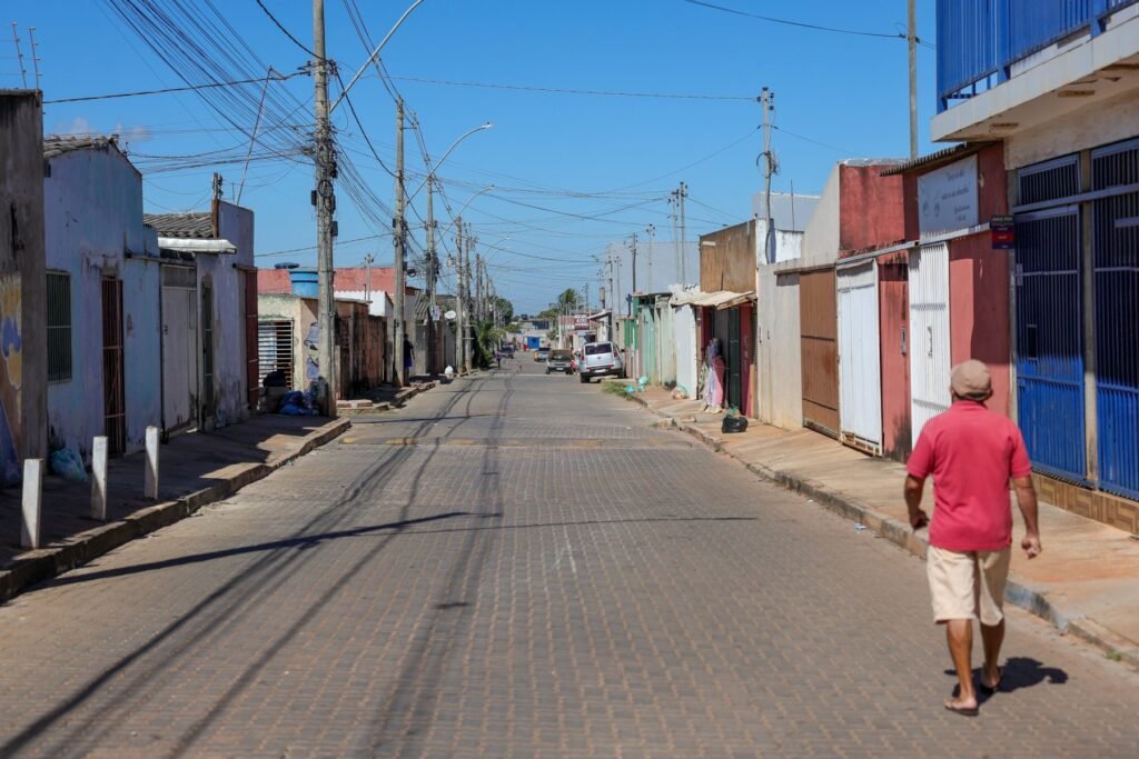 Uma das maiores favelas do país, Sol Nascente tem uma paisagem formada por ruas asfaltadas e poucas árvores