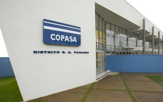 Sem água, moradora leva roupa para lavar em sede da Copasa
