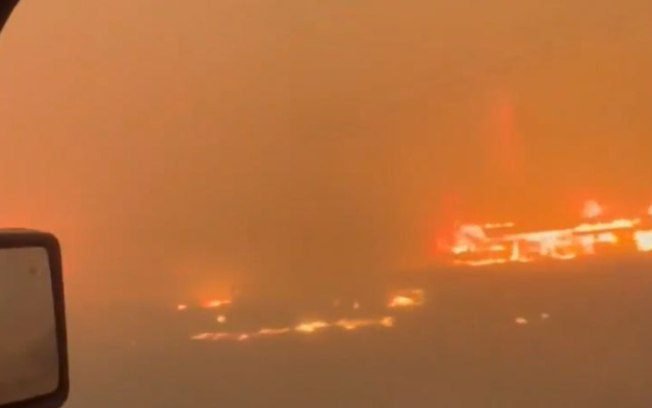 Incêndio florestal força 20 mil pessoas a deixarem suas casas