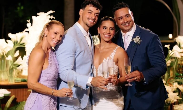 <div>Carla Perez e Xanddy abrem álbum do casamento filho e fazem homenagem: ‘Se tornou um grande homem’</div>