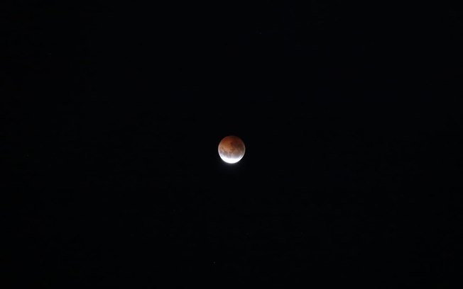 Eclipse lunar deixa Lua quase vermelha; acompanhe