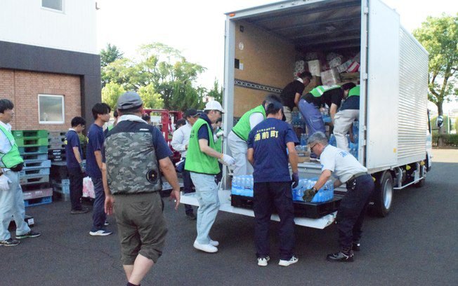 Brasileiros no Japão entregam 5 toneladas de doações em Kumamoto